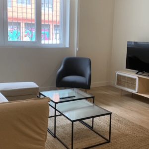 Salón con mobiliario moderno y minimalista