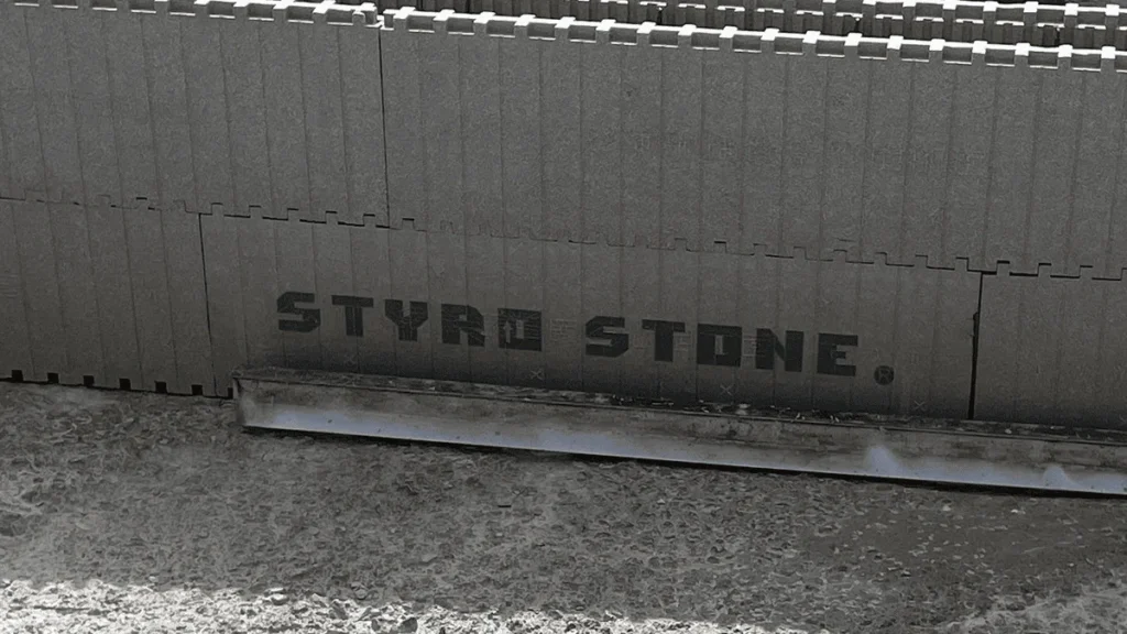 Muro perimetral en fase de obra ejecutado con bloques Styro Stone por la constructora Brisa Alta.